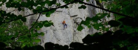 Perfektes Klettern beim heutigen Schmuddelwetter: "Ringe der Idioten", 8+, Roter Fels, Pegnitztal, Fränkische Schweiz  Gruß Martin