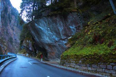 Der Fels Total Brutal im Zillertal wurde aus Gründen der Verkehrssicherheit gesperrt. Der Block steht direkt neben der Zillertaler Bundesstraße